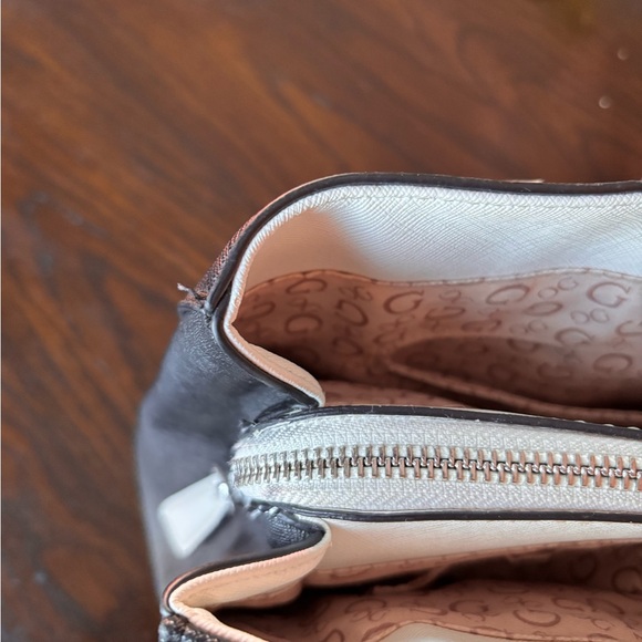 Guess Two-Tone Black and White Purse - Picture 7 of 13